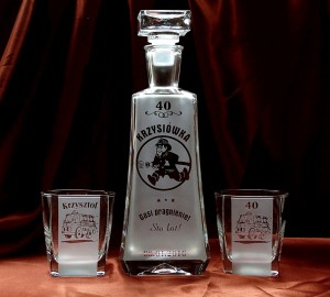 KARAFKA SKOŚNA 0,7 l + 2 szklanki do whisky- URODZINY, Strażak (1)