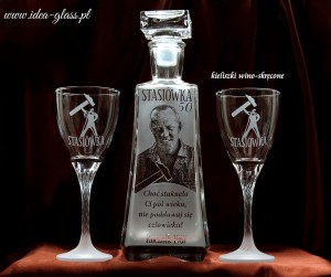 KARAFKA SKOŚNA 0,7 l + 2 kieliszki do wina/szampana - URODZINY, ze zdjęciem! (1)