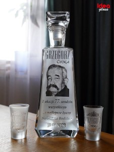 KARAFKA SKOŚNA 0,7 l + 2 kieliszki do wódki- URODZINY, ze zdjęciem!  (1)