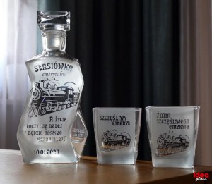 KARAFKA ŁAMANA 0,7 l + 2 szklanki do whisky - EMERYTURA Maszynista/Kolejarz/Pociąg (1)