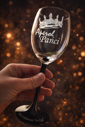 kieliszek wino czarna stopka.png