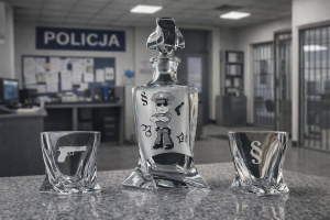 Bohemia KARAFKA QUADRO 0,85 l + 2 szklanki do whisky - POLICJANT/POLICJA