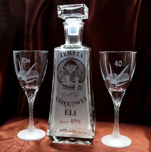 KARAFKA SKOŚNA 0,7 l + 2 kieliszki do wina - URODZINY, Księgowa